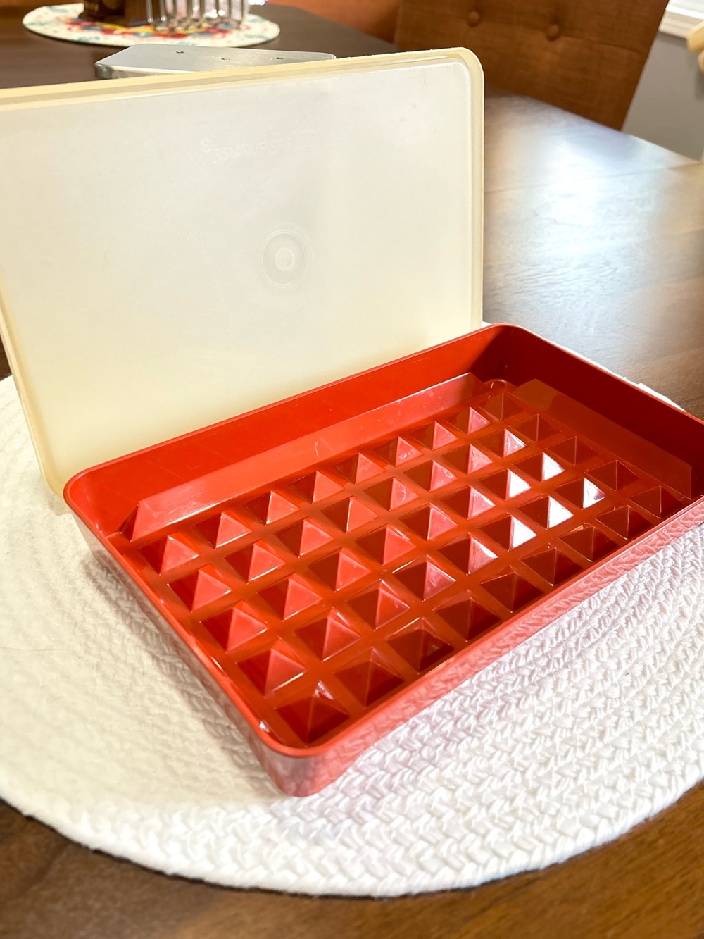Vintage Tupperware bacon keeper with lid, preowned in good condition.